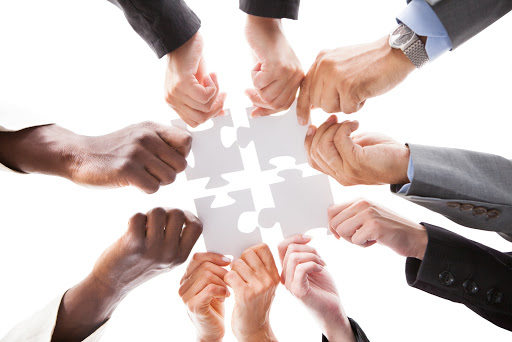 Close-up Photo Of Businesspeople Holding Jigsaw Puzzle easyacqua depuratori acqua a noleggio