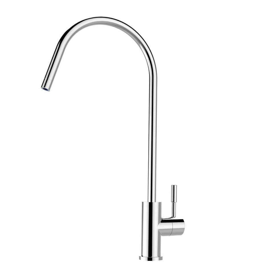 Il rubinetto incluso nel kit EasyAcqua è già elegante, compatto e funzionale, progettato per integrarsi alla cucina senza modificare il rubinetto esistente. Si installa tramite un piccolo foro nell’angolo del lavello e serve come rubinetto di servizio per erogare acqua depurata naturale a temperatura ambiente.